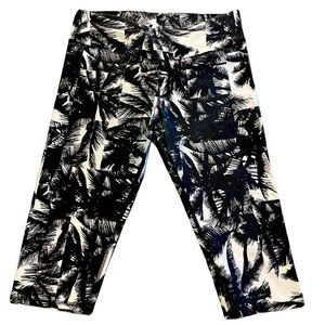 Fabletics PowerHold Capri size M in black/white Palms